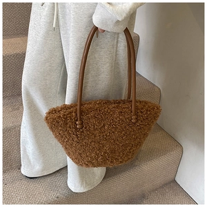 Détail du sac fourre-tout en peluche marron caramel avec lanières en cuir pour l'hiver