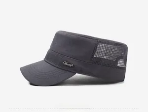 Detail der dunkelgrauen Flatcap mit atmungsaktivem Mesh und seitlichem Metalllogo