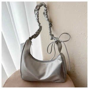 Detailansicht der silbernen Hobo-Tasche mit plissiertem Riemen und metallischem PU-Leder