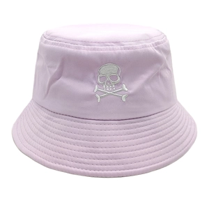 Détail de la broderie crâne blanc sur un chapeau bob en coton violet clair avec coutures
