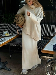 Ensemble chic en tricot beige deux pièces avec pull à col roulé et jupe longue élégante