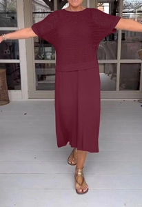 Dettaglio del set in maglia bordeaux con top a maniche corte e gonna lunga coordinata