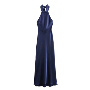 Vue détaillée de la texture satinée bleu marine et de l'élégant ourlet de la robe licou