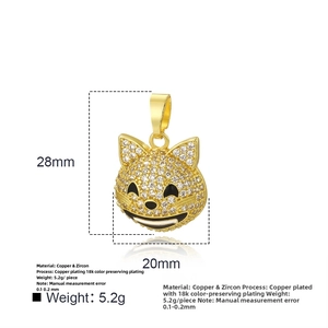 Vue détaillée d'un pendentif chat en plaqué or 18k serti de zircons blancs brillants