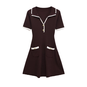 Abito da donna in maglia a costine con scollo a V, bordi bianchi e bottoni in metallo