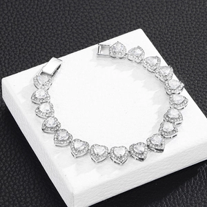 Dettaglio delle maglie a forma di cuore in argento con pavé di zirconi scintillanti