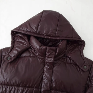 Piumino con cappuccio bordeaux lucido con design del collo caldo e trama in tessuto lucido