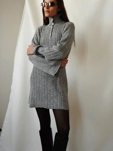 Schickes graues Strick-Minikleid mit ausgestellten Ärmeln und hohem Knopfkragen