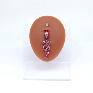 Détail du piercing de nombril papillon rose avec cristaux scintillants sur modèle