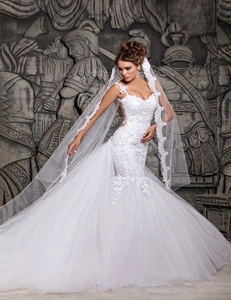 Vue macro d'une robe de mariée sirène blanche avec dentelle fine et des paillettes