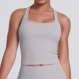 Détail frontal du débardeur de sport gris à col carré en tissu mat extensible