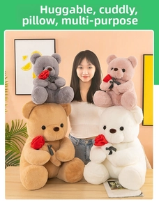 Vista detallada de osos de peluche con rosas rojas en cuatro colores para regalo