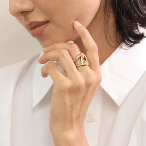 Bague croisée luxueuse en acier inoxydable plaqué or 18k avec strass brillants pour femmes