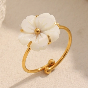 Elegant 18K gold-plated adjustable ring with a white floral relief and shell texture