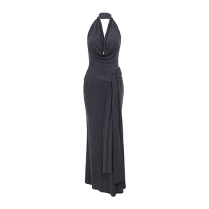 Elegante abito lungo grigio antracite con scollo all'americana drappeggiato e nastri