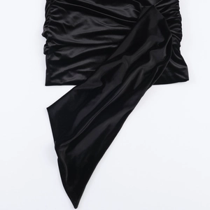 Elegante zwarte fluwelen mini-jurk met col en lange mouwen met gerimpelde details