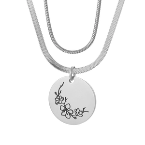 Collier double couche en acier titane argenté avec pendentif rond à gravure florale