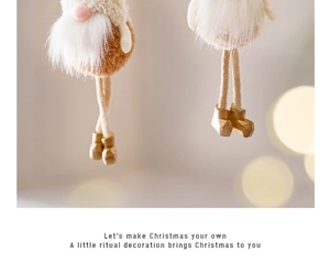 Détail d'un gnome de Noël en tricot avec barbe duveteuse et bottes dorées