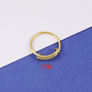 Detailopname van 1,6 mm gouden roestvrijstalen spiraalring in maat 17 met gepolijste afwerking