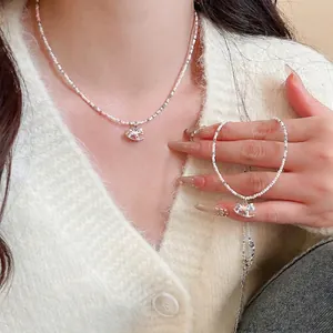Ensemble collier et bracelet en perles avec pendentif cheval à bascule en émail