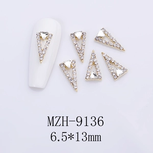 Dettaglio gioielli unghie a triangolo vuoto con strass e base dorata 6,5x13mm