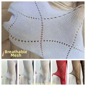 Vue détaillée de collants en résille ajourée à motifs de losanges en plusieurs couleurs