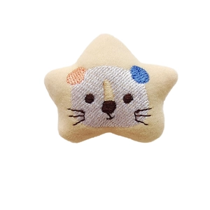 Cute beige plush star brooch with cat face embroidery for DIY clothing and accessory decoration
