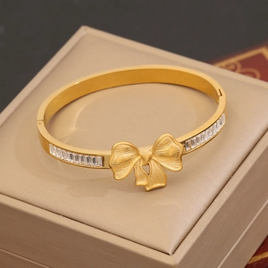 Bracelet en acier doré avec nœud papillon et pierres de cristal baguette