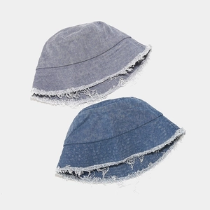 Chapeau bob en denim avec bords effilochés en délavage bleu clair et bleu foncé