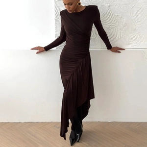 Robe moulante marron foncé à manches longues avec détails froncés et ourlet asymétrique