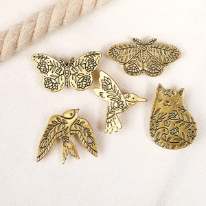 Détails de broches d'animaux en bronze vintage avec gravures florales sur tissu doux