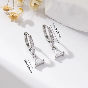 Detailed size chart of silver triangle zircon earrings with 1cm diameter and 0.6cm pendant