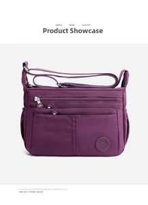 Detalle de bolso bandolera de nailon morado impermeable con múltiples compartimentos