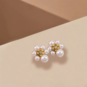 Elegant floral stud earrings with white faux pearls and central zircon in gold plating