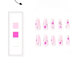 Dettaglio di unghie finte coffin sfumate rosa con linee argento e ciondoli stella