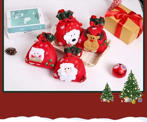 Détail de sacs cadeaux de Noël rouges avec motifs 3D Père Noël, Bonhomme de neige et Élan