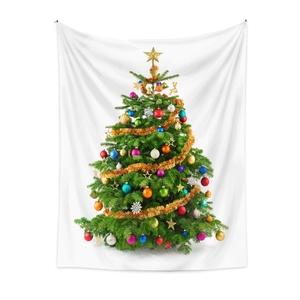 Dettaglio di arazzo con albero di Natale, ornamenti colorati e stelle dorate su tessuto