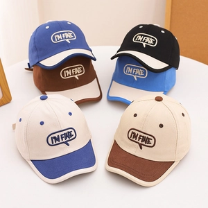 Casquette de baseball enfant avec broderie I'M FINE et liseré en six couleurs