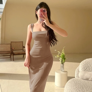 Detalle del vestido de punto color topo con corte ajustado y tirantes finos elegantes