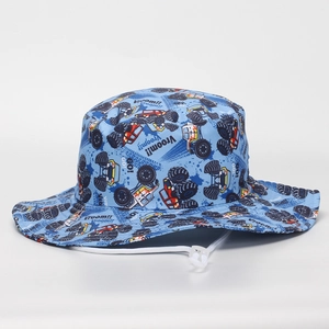 Détail d'un chapeau bob bleu pour enfant avec motif monster truck et cordon de serrage réglable