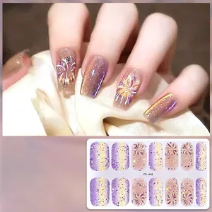Dettaglio di adesivi per unghie glitter cat-eye con motivi di fuochi d'artificio rosa
