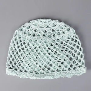 Détail de chapeau d'été au crochet bleu menthe avec maille ajourée et bord ondulé