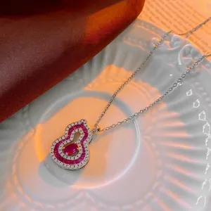 Élégant pendentif gourde évidée en argent avec pierre rouge et zircons blancs étincelants