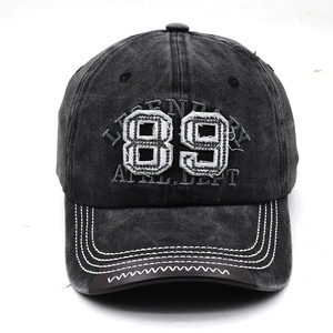 Detail der Vintage-Baseballkappe aus gewaschener Baumwolle mit 89-Stickerei und Ziernähten