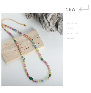 Détail des perles en pierre naturelle colorées avec fermoir mousqueton doré et chaînette