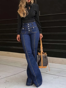 Detailweergave van donkerblauwe flared jeans met hoge taille en meervoudige knoopsluiting