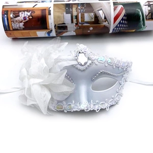 Elegante weiße Maskeraden-Halbmaske mit Pailletten, Perlen und seitlicher Netzblume