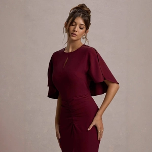 Abito midi bordeaux aderente con maniche a mantella e dettagli arricciati in vita