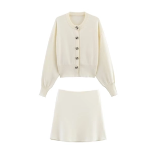 Elegante conjunto de punto crema con cárdigan de botones florales y minifalda a juego