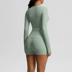 Vue arrière d'un short de yoga taille haute et haut à manches longues vert haricot